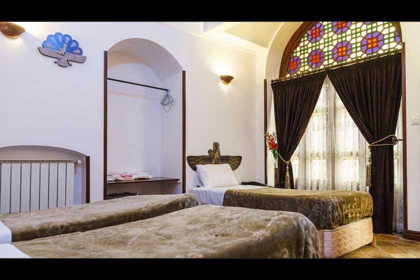 اتاق سه تخته هتل سنتی رز یزد